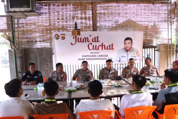 Polres Langsa lakukan Jumat Curhat bersama Para Mahasiswa dari Semmi Kota Langsa kegiatan tersebut dilaksanakan di Warkop Zona, Jln. Teuku Amir Hamzah