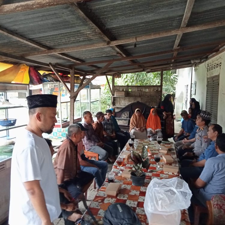 Kapolres Deliserdang yang diwakili Kabag Log Polresta Deliserdang Kompol Soedaryanto, melaksanakan Jumat Curhat di warung Ibu Yuli Jalan Sunda 2 Dusun III Desa Bakaran Batu, Kecamatan Lubukpakam Kabupaten Deliserdang, Jumat (27/1/23). (Foto Dok/ Polresta DS)
