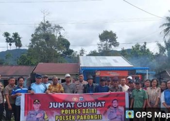 Personil Polsek Parongil dibawah pimpinan Kapolsek Parongil AKP HP. Purba gelar jumat curhat menyampaikan pesan-pesan Kamtibmas Kepada Masyarakat berlokasi di Kedai Pak Rio Sianturi Desa. Kentara Kecamatan Lae Parira