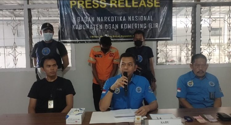 Kepala BNNK OKI AKBP Gendi Marzanto, mengatakan Kurir sabu ini bernama M alis J (40) warga Desa Muara Batun Kecamatan Jejawi Kabupaten OKI dan juga sebagai pemakai