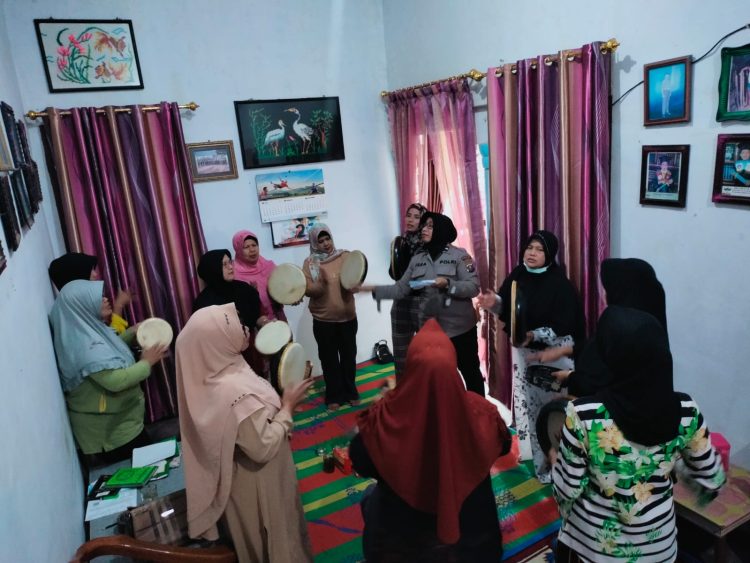 Polwan polres Dairi AIPDA Herawati Manik gelar kegiatan silaturahmi dangan memberikan bimbingan dan latihan Qasidah kepada ibu ibu Perwiritan