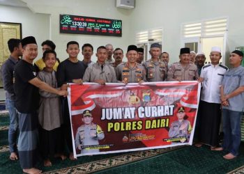Kapolres Dairi AKBP Wahyudi Rahman, SH, SIK, MM laksanakan program jumat curhat bersama masyarakat Sidikalang bertempat di Mesjid Husnul Khotimah Jalan Sisingamangaraja