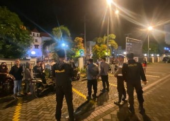 Personel Polresta Manado kembali melaksanakan aksi humanis dengan mengajak para pengemudi kendaraan bermotor atau roda empat agar tertib dalam berlalu lintas