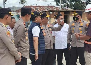 Kapolda Sumut, Irjen Pol Panca Putra Simanjuntak. didampingi Waka Polda Sumut Brigjen Pol Jawari, Kabid Humas Polda Sumut Kombes Pol Hadi Wahyudi serta PJU Polda Sumut, Kapolres Toba beserta pihak panitia memantau persiapan event internasional F1 Powerboat (F1H2O) Danau Toba di Balige, Kabupaten Toba, Sabtu (28/1/23). (Foto Dok/ Polda Sumut)