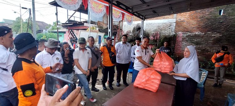 DPD Appsi Kota Bitung mengunjungi dan menyerahkan bantuan makanan dan air mineral, kepada masyarakat Manado Terdampak Bencana Banjir