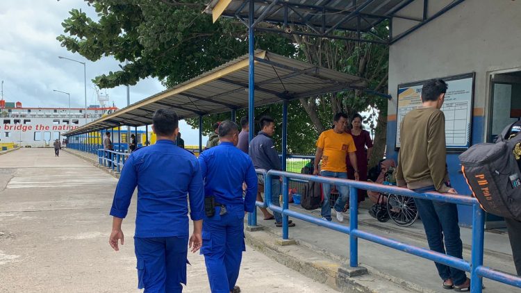 Sat Polairud Polres Bangka Barat melakukan himbauan kepada para nelayan dan masyarakat yang akan berwiasata di pantai