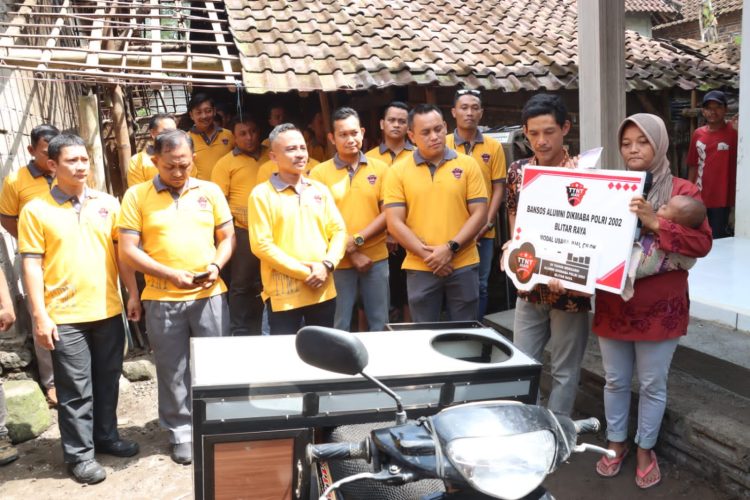 Alumni Dikmaba Polri 2002 Polres Blitar dan Polres Blitar Kota Polda Jawa Timur menggelar Bakti Sosial