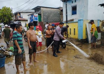 Personel Polresta Manado dan Polsek jajaran untuk ikut turun ke lapangan memberikan bantuan kepada warga membersihkan sisa-sisa banjir baik di jalan raya maupun hingga di rumah warga