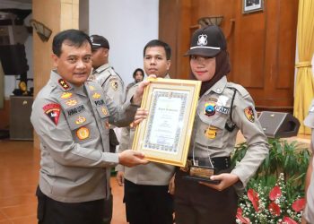 Kapolda Jateng Irjen Pol Ahmad Luthfi memimpin upacara peringatan HUT Satpam ke-42 yang diselenggarakan di Gedung Borobudur Mapolda Jateng