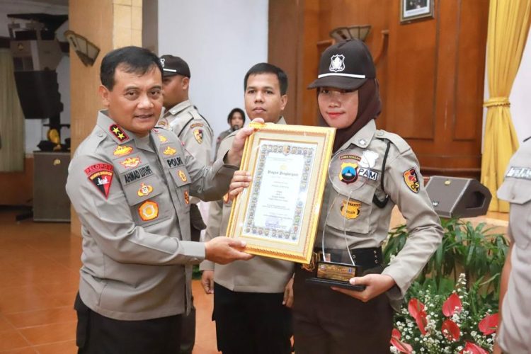Kapolda Jateng Irjen Pol Ahmad Luthfi memimpin upacara peringatan HUT Satpam ke-42 yang diselenggarakan di Gedung Borobudur Mapolda Jateng