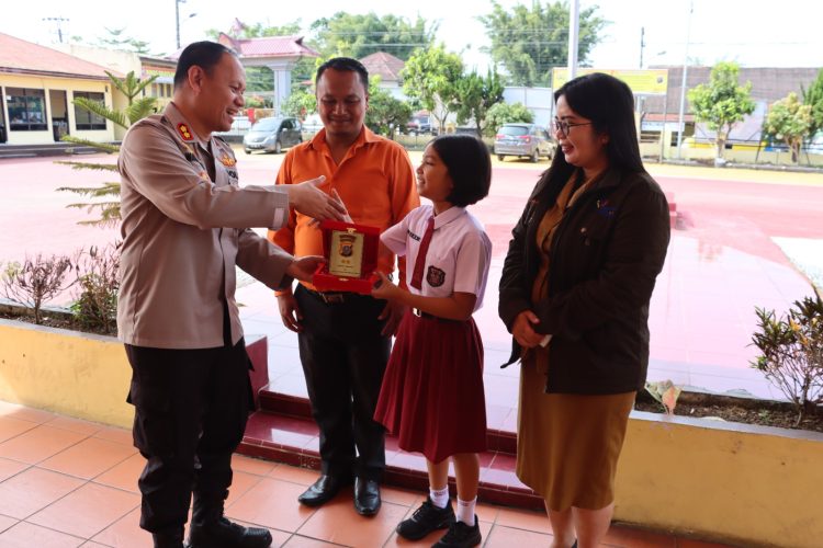 Kapolres Dairi AKBP Wahyudi Rahman, SH, S.I.K,MM Berikan penghargaan Plakat Polres Dairi sebagai motivasi kepada Alena Richelle Pardosi siswa kelas 5 SD Santo Yoseph Sidikalang
