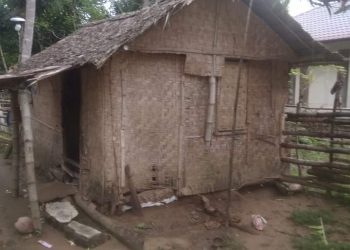 Zulfikar (38) warga dusun Teungku Syik Dipaya gampong Blang Nibong Kecamatan Samudera Kabupaten Aceh Utara meresa pasrah dengan kondisi rumah yang sangat tidak layak untuk di huni