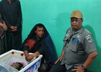 Kasi Humas Polres Dairi IPTU Doni Saleh sambangi rumah duka rekan jurnalis Ericsson Silalahi yang istri nya meninggal dunia di perumahan lae mbulan