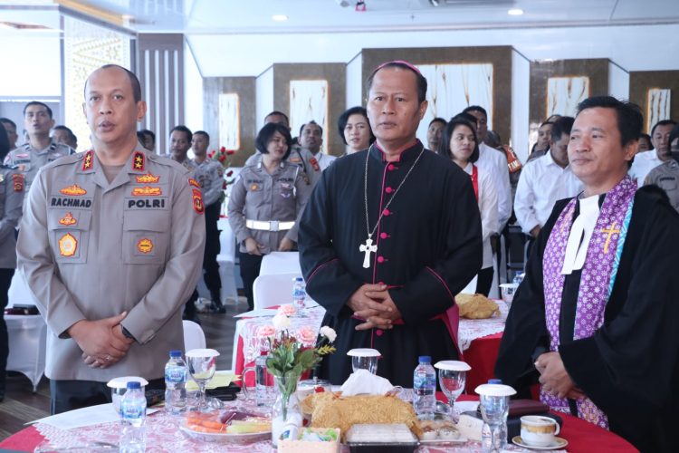 Kapolda Sumsel Irjen Pol A. Rachmad Wibowo SIK menghadiri Ibadah dan Perayaan Natal tahun 2022 keluarga besar Polri secara virtual