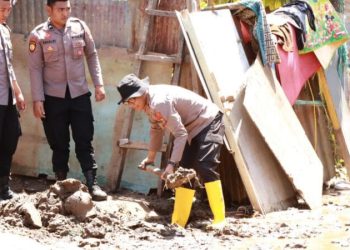 Polresta Manado menggelar kegiatan kerja bakti membersihkan lumpur usai banjir reda di kota Manado, Senin (30/1/2023)