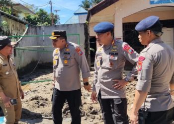 Kapolresta Manado Kombes Pol Julianto Sirait, turun langsung memantau lokasi-lokasi terdampak Banjir di Kota Manado