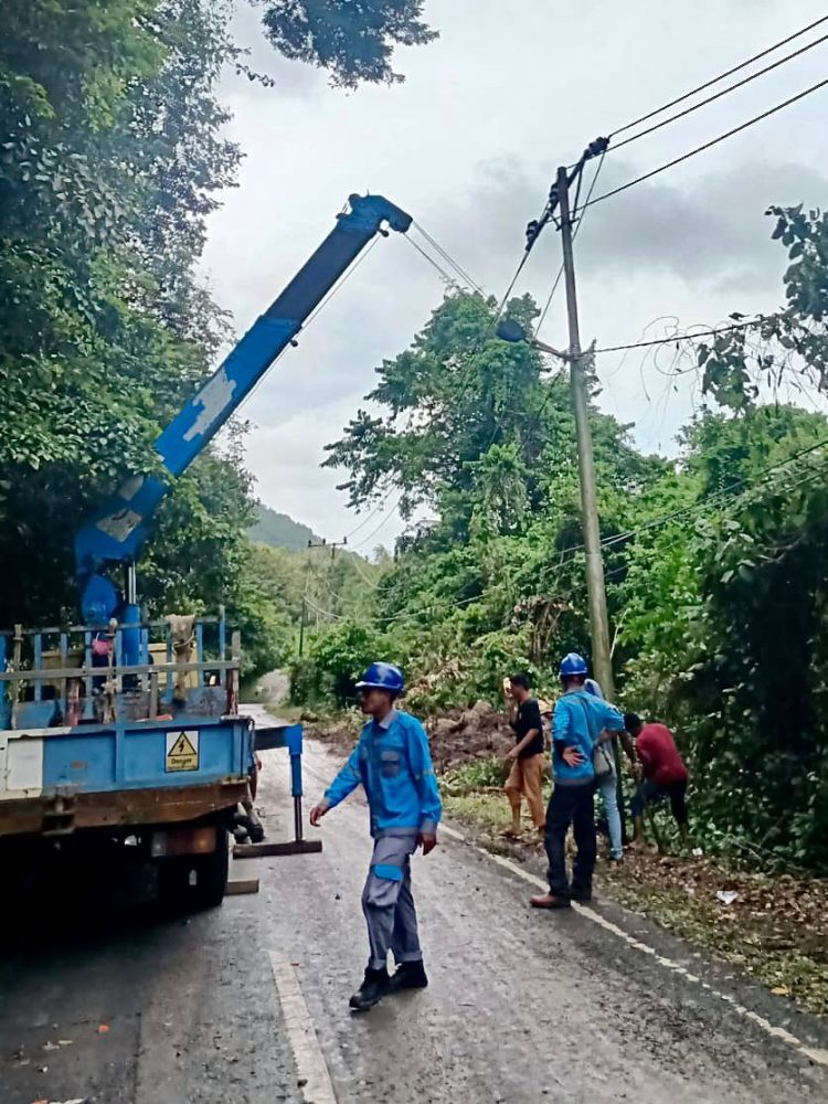 Sebanyak 24 tiang listrik yang terletak di Cot Meurong, tidak bisa dioperasikan terdampak longsor dan pohon tumbang