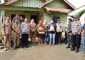 Kapolres Dairi AKBP Wahyudi Rahman, S.H, S.I.K, M.M Memberikan Bantuan Sosial Berupa Sembako Kepada Masyarakat Yang Menderita Stunting