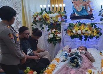 Kapolsek Mapanget Iptu I Gusti Ayu Utami melaksanakan Sambang duka di wilayah hukum Polsek Mapanget