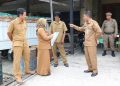 Tim pengawasan melakukan razia ke sejumlah warung kopi di Kecamatan Suka Makmue dan Kuala, Selasa 31/1/2023