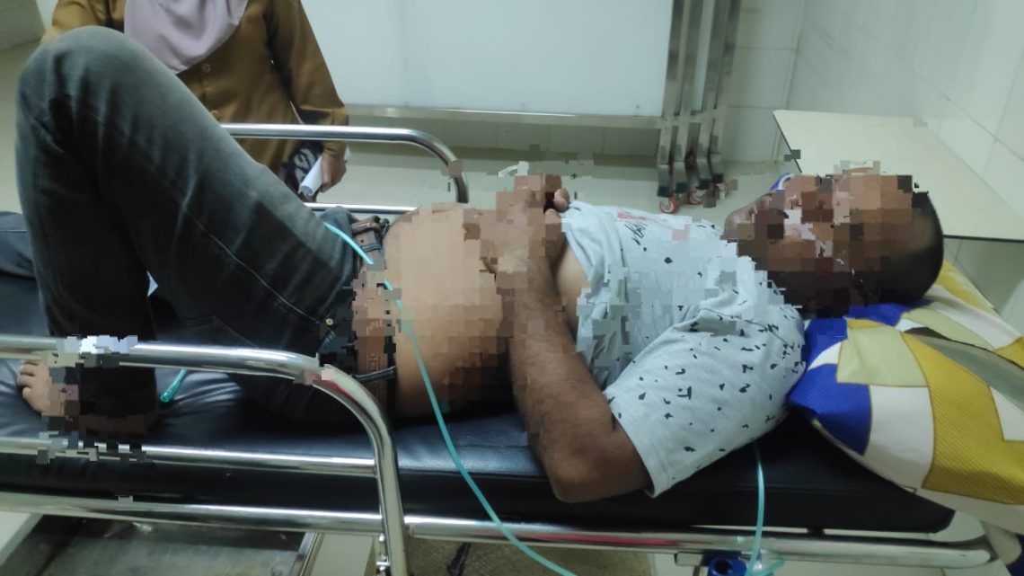 Mustahuddin (37) selaku Geuchik Gampoeng Babah Lueng Kecamatan Kuta Makmur kabupaten Aceh Utara babak belur dihajar oknum sekelompok massa