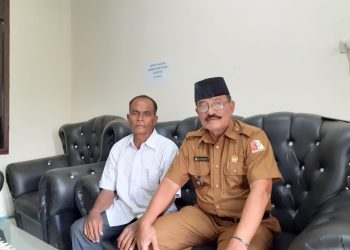 Cut Hasan, anak almarhum Teuku Puteh Pemberi Tanah Kepada Meunasah (baju putih), Sahabuddin Keuchik Simpang Peut Kuala Kabupaten Nagan Raya (peci hitam)