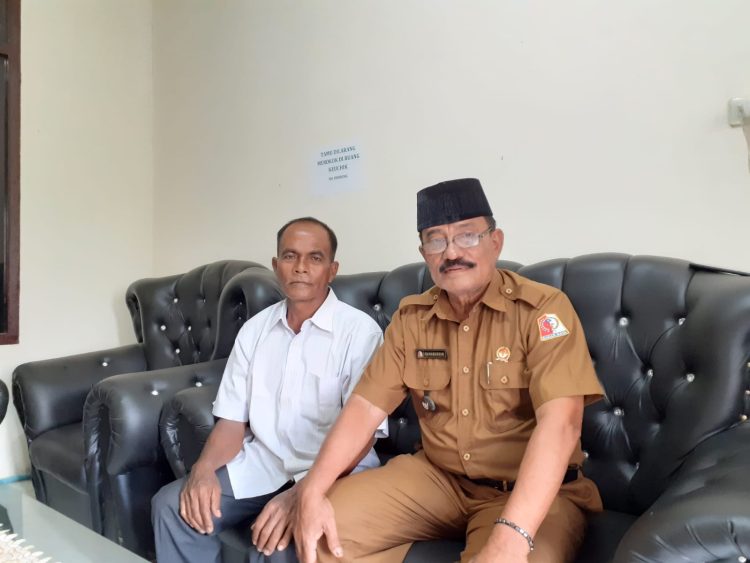 Cut Hasan, anak almarhum Teuku Puteh Pemberi Tanah Kepada Meunasah (baju putih), Sahabuddin Keuchik Simpang Peut Kuala Kabupaten Nagan Raya (peci hitam)