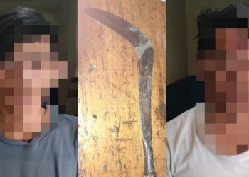 Pemuda yang membàwa senjata tajam inisial FR (20) laki-laki warga Dringu Probolinggo dan RR (25) laki-laki warga Dringu Probolinggo