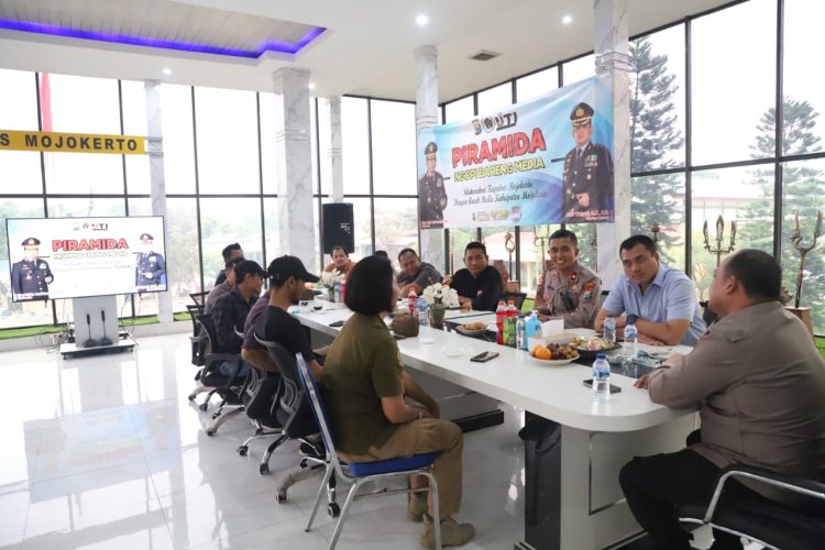 Polres Mojokerto menggelar kegiatan 'Ngopi Bareng Media (Piramida). Selasa (31/01/23).