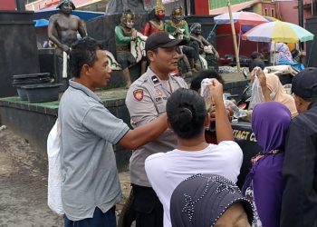 Polsek Pulung membagikan ratusan ekor ikan cupang (Betta sp) kepada masyarakat bertempat di Pasar Pulung, Ponorogo, Selasa (31/01/2023)
