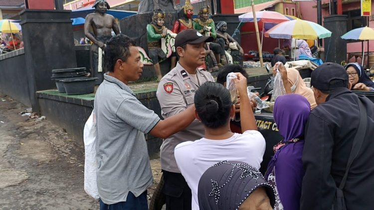 Polsek Pulung membagikan ratusan ekor ikan cupang (Betta sp) kepada masyarakat bertempat di Pasar Pulung, Ponorogo, Selasa (31/01/2023)
