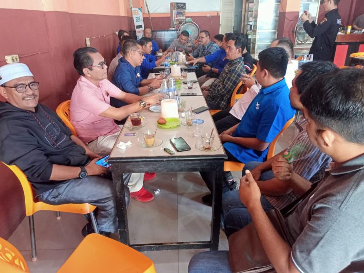 PS Kasi Humas Polres Nagan Raya Iptu AK Jailani menggelar Cofe Morning bersama para awak media yang bertugas di wilayah hukum Polres Nagan Raya