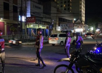 Personel rayon Samapta Polresta Manado melaksanakan giat pengaturan penjagaan pengawalan dan patroli (Turjawali) di titik – titik keramaian lalu lintas di kota Manado