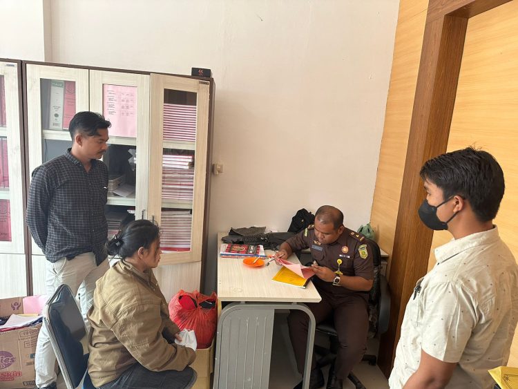 Pelimpahkan berkas perkara kepada Jaksa Penuntut Umum Kejaksaan Negeri Dairi seorang wanita dewasa tersangka penculikan anak atas nama J br B, 42 tahun