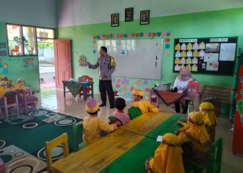 Polres Tulungagung (Rabu 1 Februari 2023) juga menugaskan seluruh Bhabinkamtibmas untuk memberikan penyuluhan dan pemahaman kepada anak anak sekolah dan guru