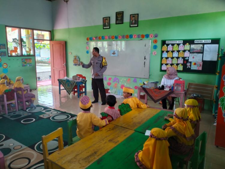 Polres Tulungagung (Rabu 1 Februari 2023) juga menugaskan seluruh Bhabinkamtibmas untuk memberikan penyuluhan dan pemahaman kepada anak anak sekolah dan guru