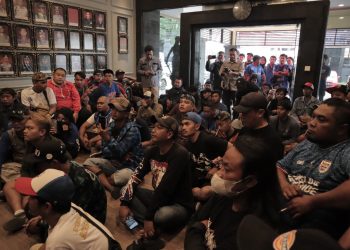 Sejumlah orang yang tergabung dalam suporter singo edan Arema FC mendatangi Mapolresta Malang Kota