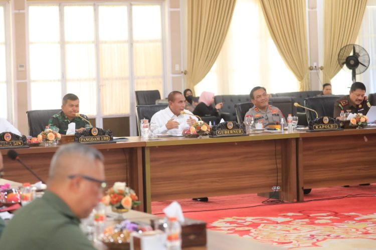 Kapolda Sumut, Irjen Pol RZ Panca Putra Simanjuntak hadir pada rapat bersama Gubernur Sumut Edy Rahmayadi, Pangdam I Bukit Barisan Mayjen TNI Daniel A Chardin, Wakajati Sumut untuk persiapan event internasional F1 Powerboat (F1H2O) Danau Toba, Balige, Kabupaten Toba di Aula Tengku Rizal Rumah Dinas Gubsu, Rabu (1/2/23). (Foto Dok/ Polda Sumut)
