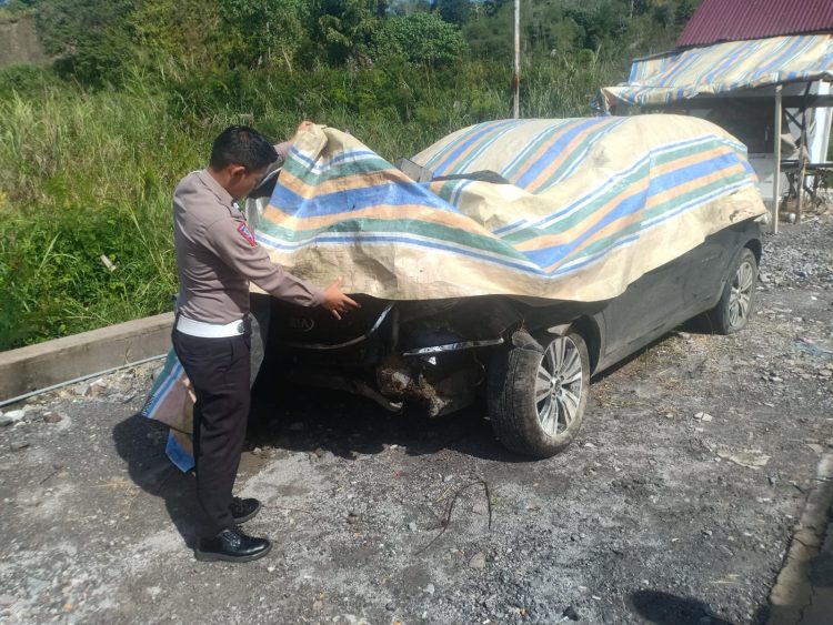 Satu unit mobil kia sportage dengan nomor Polisi BL 1902 LW yang di kemudikan oleh Adnan Beuransyah (64) mantan anggota DPRD Kabupaten Aceh Besar, mengalami kecelakaan lalulintas tunggal