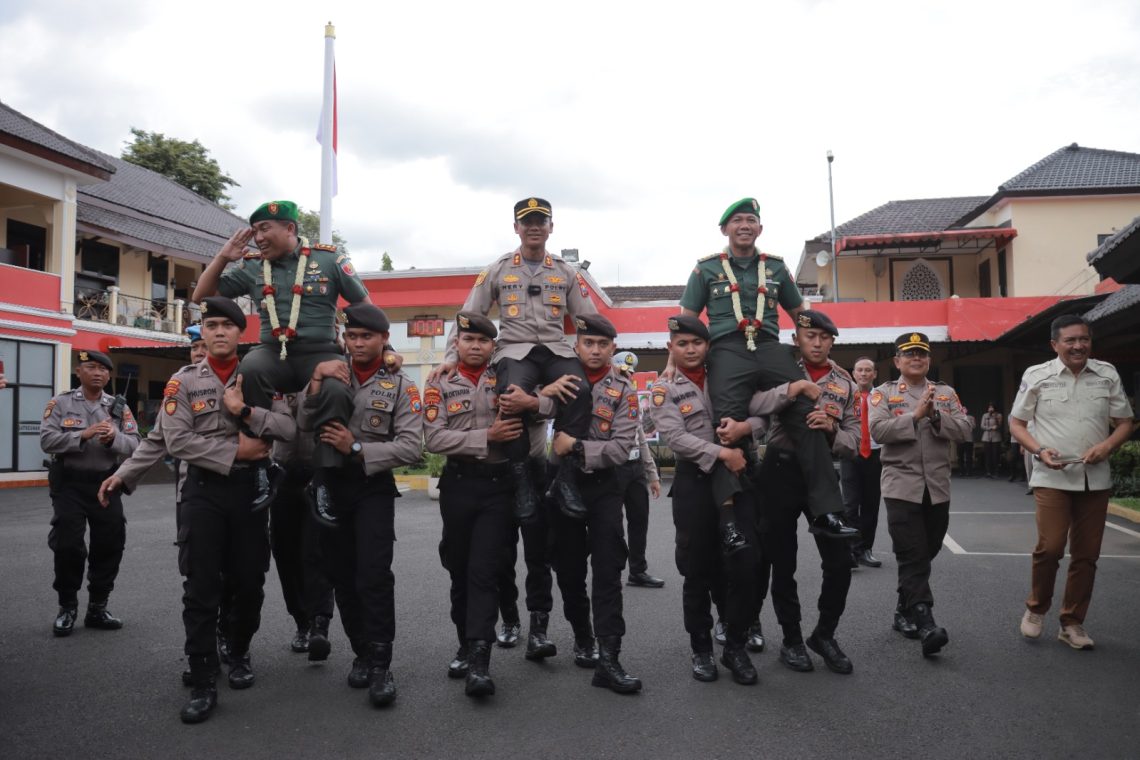 Acara upacara tradisi ini dipimpin langsung oleh Kapolres Jember AKBP Hery Purnomo SIK SH, didampingi pejabat Dandim 0824 lama yang dilepas Letkol Inf Batara C Pangaribuan SE dan Pejabat Dandim 0824 Baru
