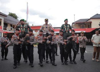 Acara upacara tradisi ini dipimpin langsung oleh Kapolres Jember AKBP Hery Purnomo SIK SH, didampingi pejabat Dandim 0824 lama yang dilepas Letkol Inf Batara C Pangaribuan SE dan Pejabat Dandim 0824 Baru