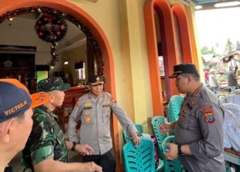 Kapolresta Manado Kombes Pol Julianto Sirait mendampingi Kapolda Sulawesi Utara Irjen Pol Setyo Budiyanto langsung turun ke lokasi bencana banjir dan longsor untuk meninjau kondisi di lapangan