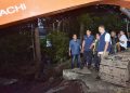 Pj Walikota Sabang saat melakukan peninjauan langsung ke lokasi jalan putus menuju kilometer nol Sabang