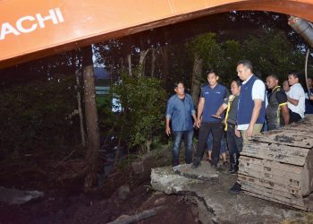 Pj Walikota Sabang saat melakukan peninjauan langsung ke lokasi jalan putus menuju kilometer nol Sabang