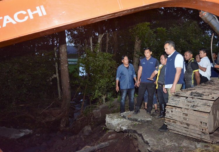 Pj Walikota Sabang saat melakukan peninjauan langsung ke lokasi jalan putus menuju kilometer nol Sabang