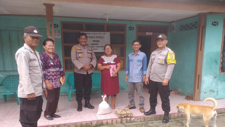 Kapolsek Parongil AKP Hotman Purba Memberikan Bantuan Sosial Berupa Sembako Kepada Masyarakat Yang Menderita Stunting dan Ibu Ibu Hamil