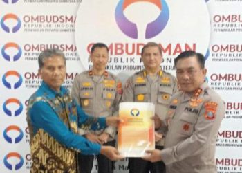 TERIMA PENGHARGAAN: Kapoldasu Irjen Pol. RZ Panca Putra Simanjuntak menerima penghargaan dari Ombudsman RI yang diserahkan kepala perwakilan Ombudsman RI Sumut, Abyadi Siregar, Kamis (2/2/23). (Foto Dok/ Polda Sumut)