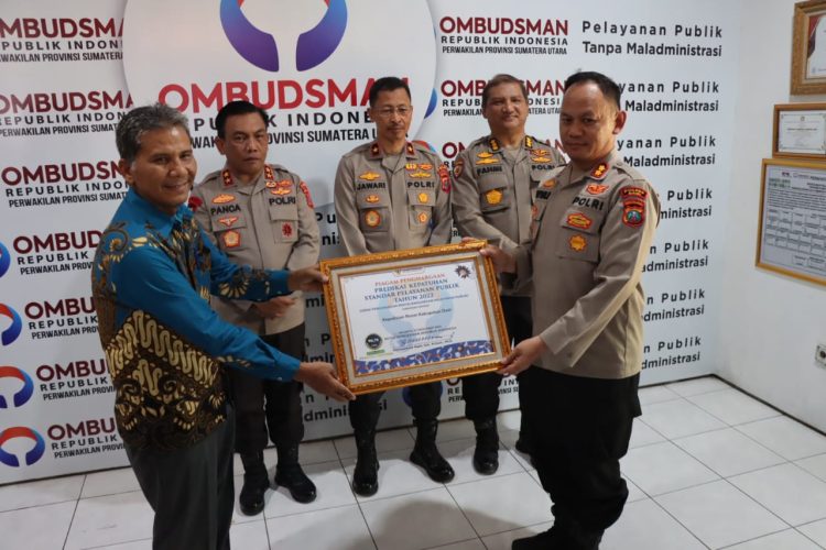 Kapolres Dairi AKBP Wahyudi Rahman, SH, S.I.K, MM menerima Piagam Penghargaan dalam predikat zona hijau dengan Katagori A dalam Opini Pelayanan Publik Kualitas Tertinggi, dari hasil Survei Penilaian Kepatuhan terhadap Standar Pelayanan Publik