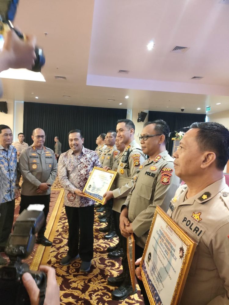 Kapolres Ogan Ilir AKBP Andi Baso Rahman, S.H., S.I.K., M.Si menerima piagam penghargaan dari ketua ombudsman RI untuk predikat opini pelayanan publik tahun 2022