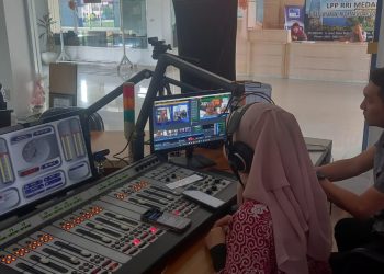 Kasubbid Penmas AKBP Dr. Herwansyah Putra, S.H., M.Si hadir di Studio Radio RRI Medan bersama Direktur Pemasaran Pariwisata BPODT Wahyu Dito, dan Plt Kadis Kebudayaan dan Pariwisata Kabupaten Toba Rusti Hutapea mensosialisasikan Event Internasional F1H2O di Radio Republik Indonesia (RRI) 94, 3 FM yang berlokasi di Jalan Gatot Subroto KM 5,5 Nomor 214 Medan, Kamis (2/2/23). (Foto Dok/ Polda Sumut)